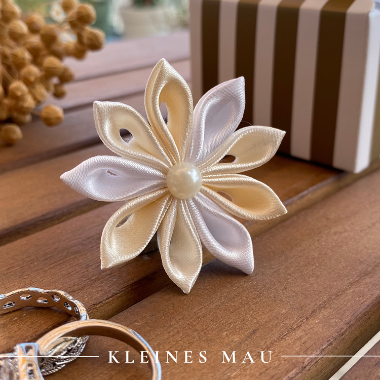 Blumenbrosche "Ivory Petals" mit Ansteckpin
