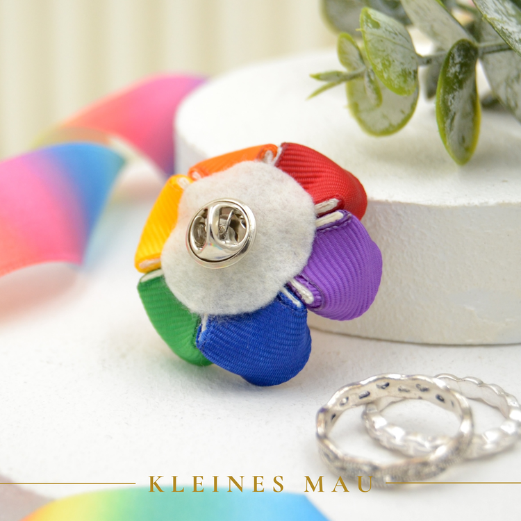Kanzashi Brosche „Ivory PRIDE“ – handgefertigte Regenbogenbrosche