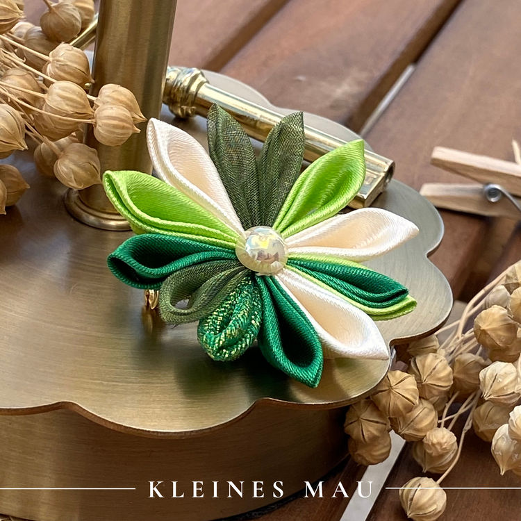"Emerald Garden" – handgefertigte Kanzashi-Blütenbrosche