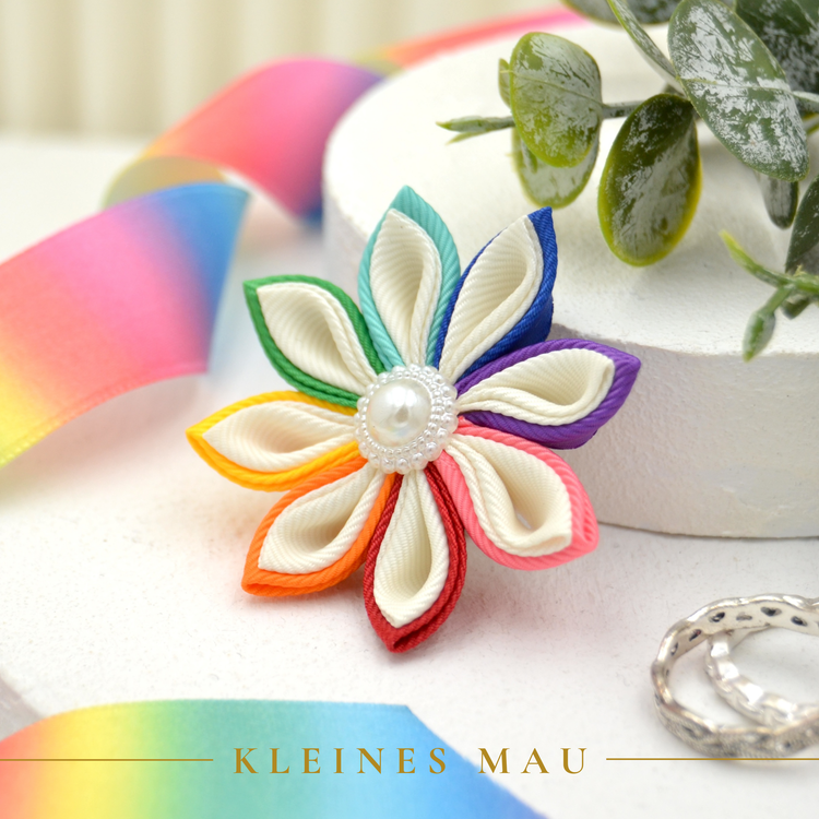 Rainbow Ivoire – PRIDE Regenbogen Blütenbrosche aus Stoff