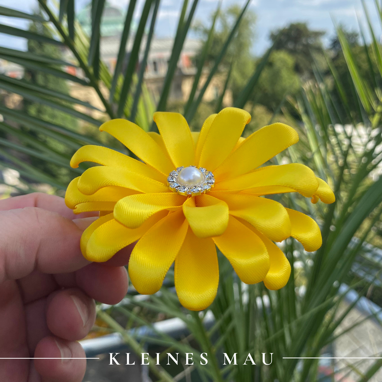 Handgefertigter Satin-Gerbera-Haarclip „Sunny Day“ in sommerlichem Gelb