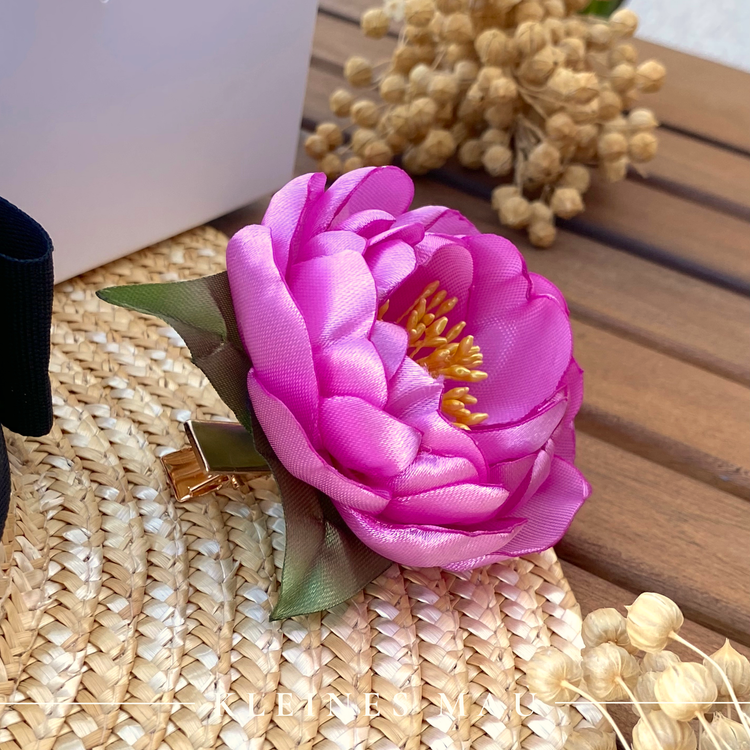 Handgefertigter Satin-Blütenhaarclip “Sunkissed Fuchsia” in sonnigem Pink