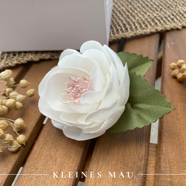 Handgefertigter Satin-Blütenhaarclip „Blush Pearl“