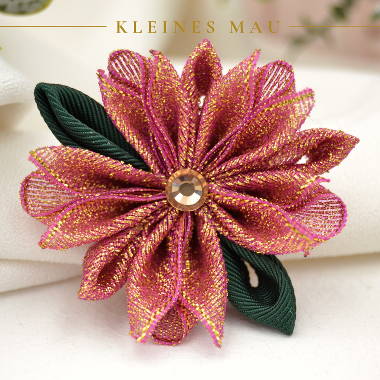 Festive – handgefertigte Blütenbrosche mit Goldfäden