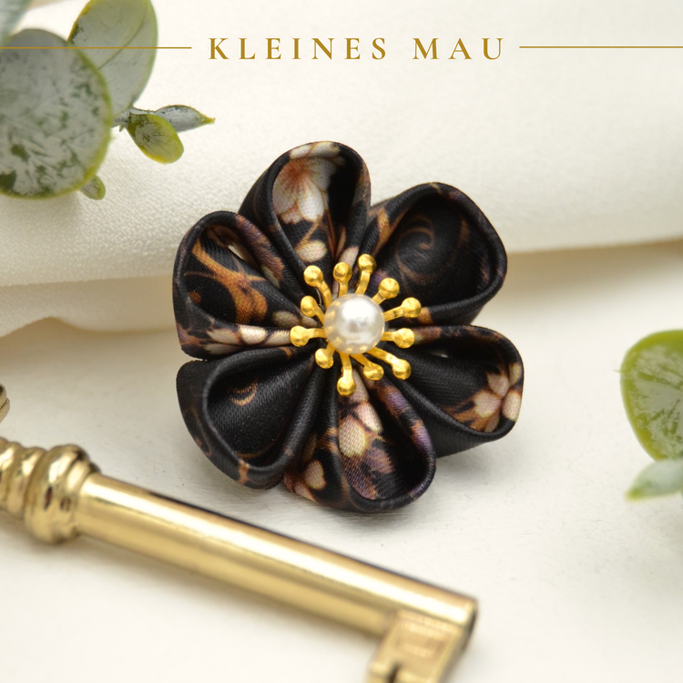 Dark Florals – handgefertigte Blütenbrosche aus floralem Satin