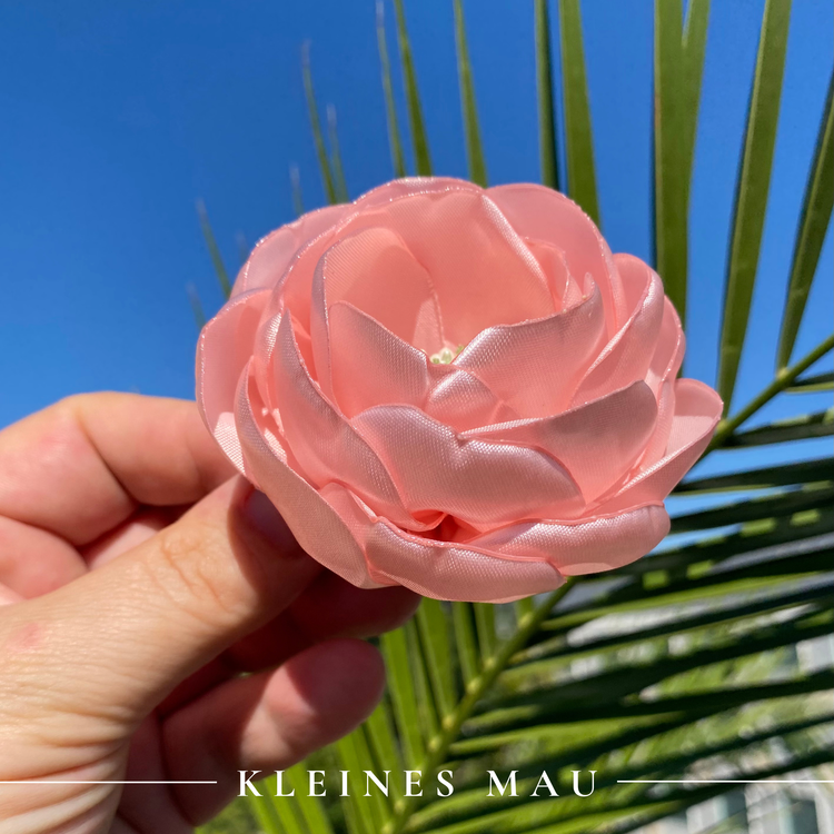 Handgefertigter Satin-Blütenhaarclip „Pink Whisper“