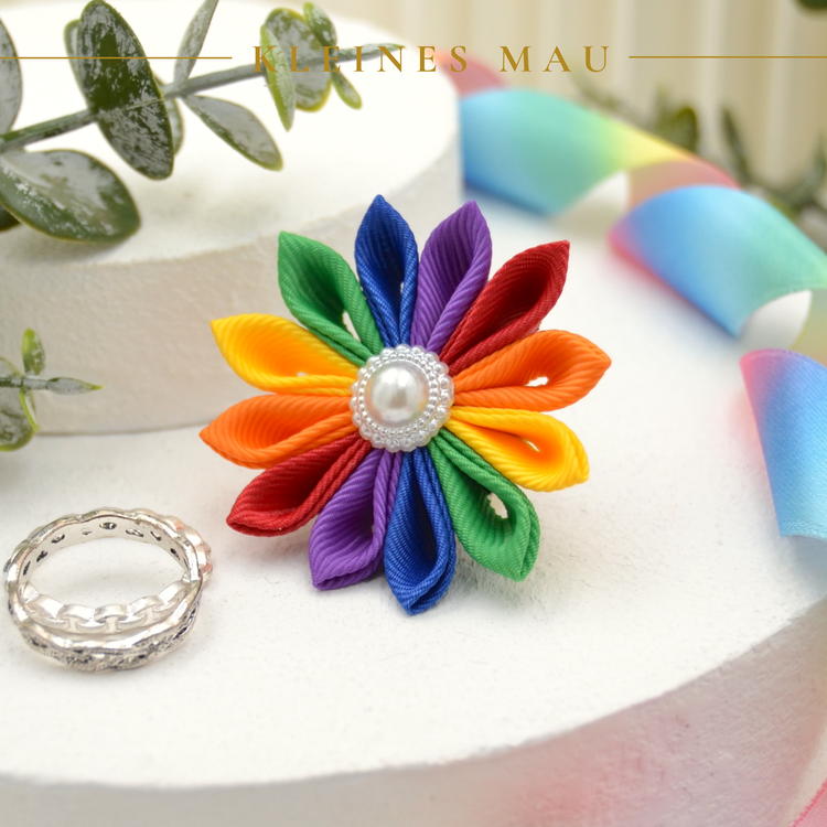 Kanzashi PRIDE Brosche „Double Rainbow“ – handgefertigte Regenbogenbrosche
