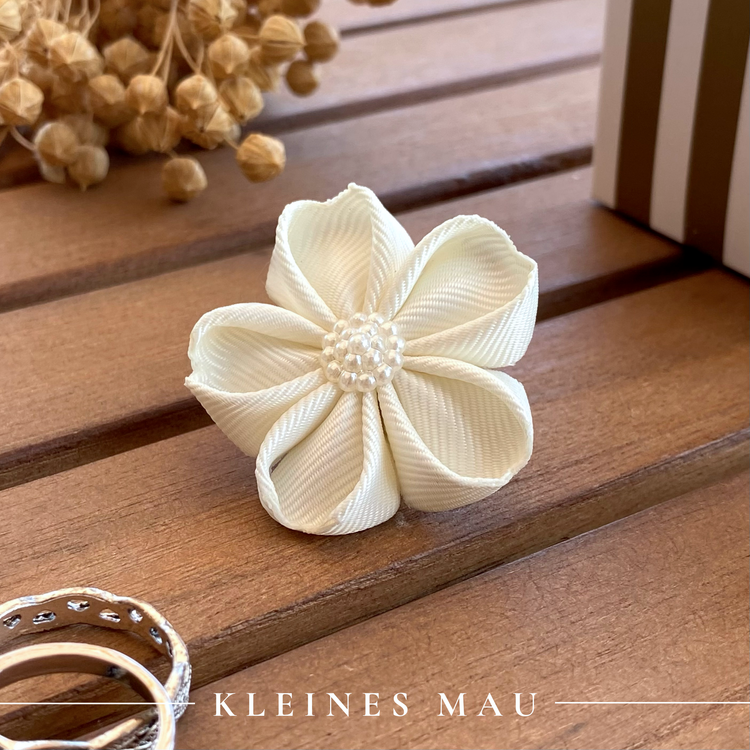 Blumenbrosche "Soft Ivory" mit Ansteckpin