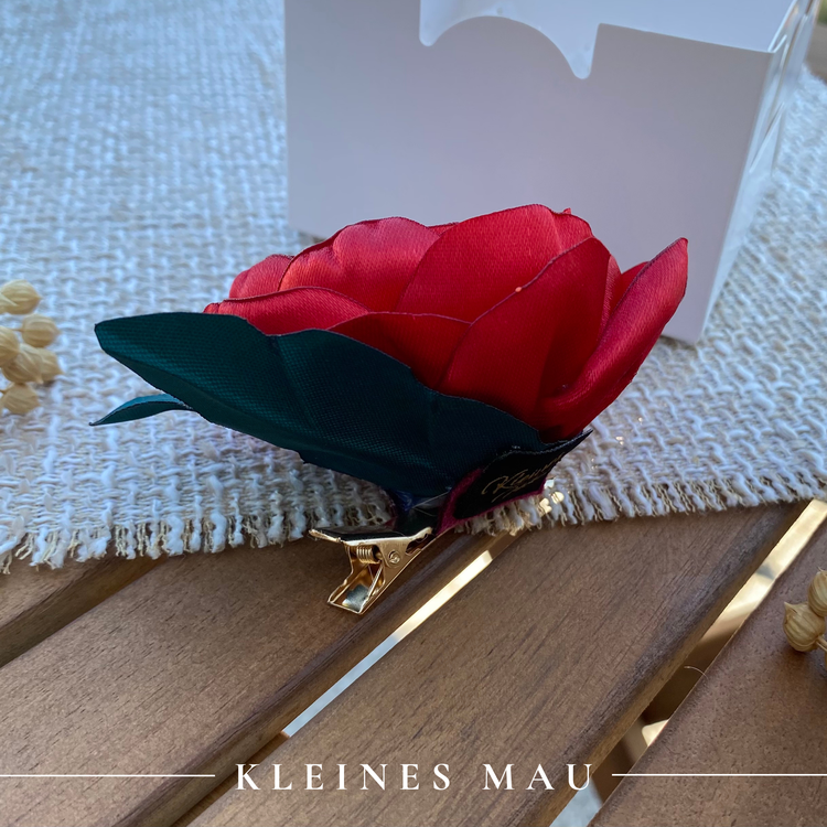 Handgefertigter Blütenhaarclip „Milonga“ mit tiefroter Rose aus Satin