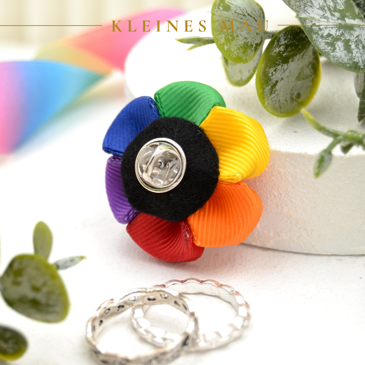 Regenbogen Blütenbrosche „Classic Pride“ – handgefertigter Kanzashi Schmuck