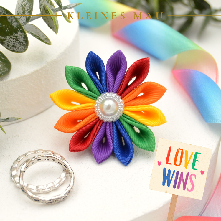 Kanzashi PRIDE Brosche „Double Rainbow“ – handgefertigte Regenbogenbrosche