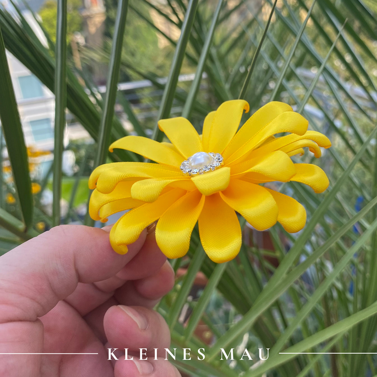 Handgefertigter Satin-Gerbera-Haarclip „Sunny Day“ in sommerlichem Gelb