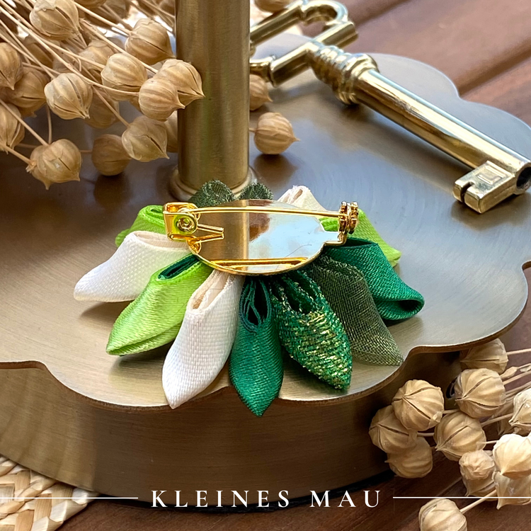 "Emerald Garden" – handgefertigte Kanzashi-Blütenbrosche