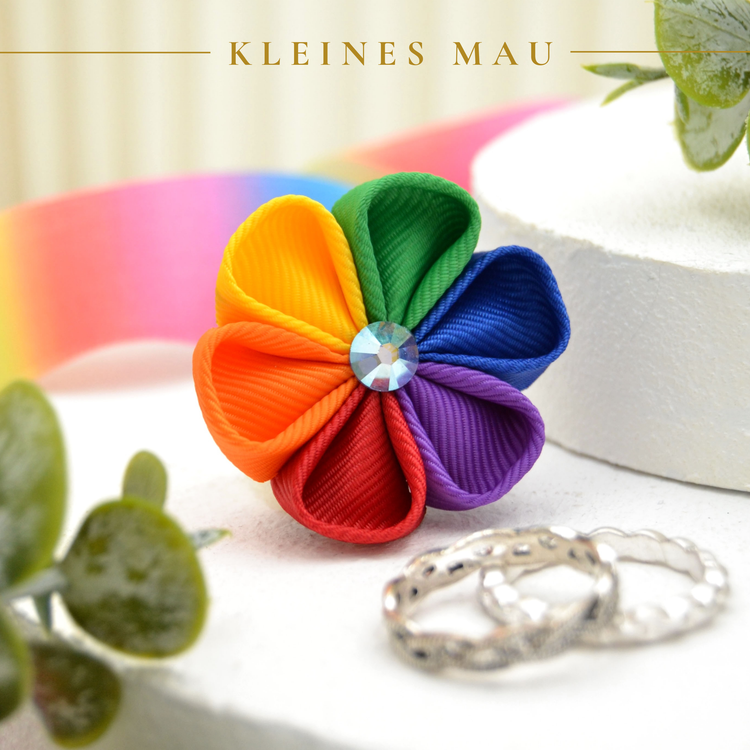 Regenbogen Blütenbrosche „Classic Pride“ – handgefertigter Kanzashi Schmuck