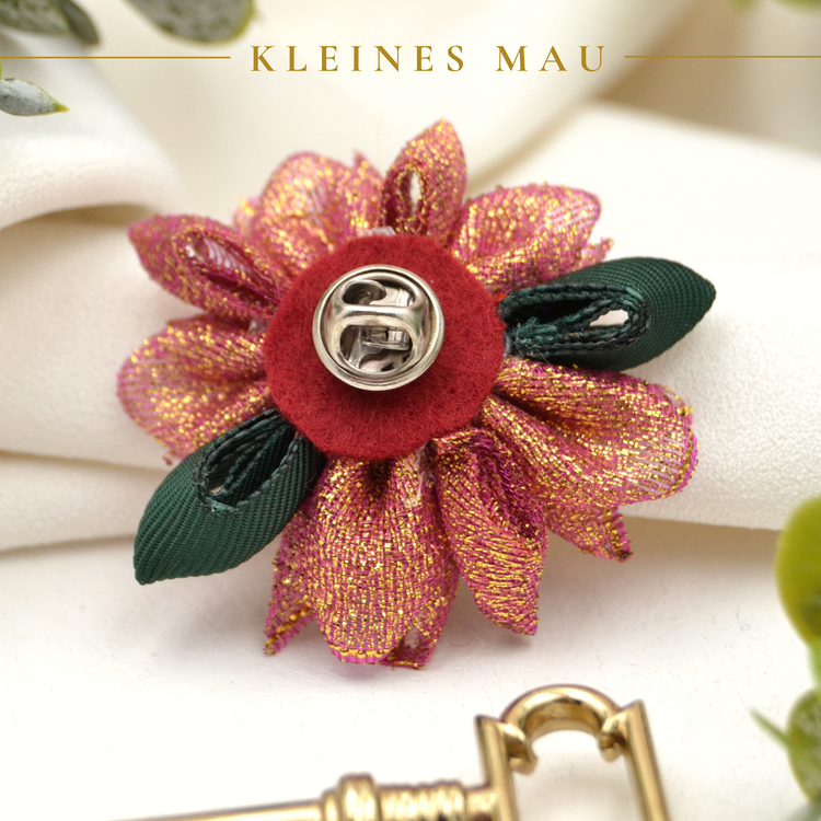 Festive – handgefertigte Blütenbrosche mit Goldfäden