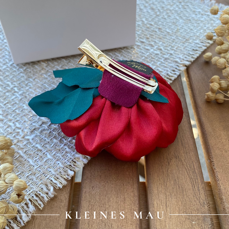 Handgefertigter Blütenhaarclip „Milonga“ mit tiefroter Rose aus Satin
