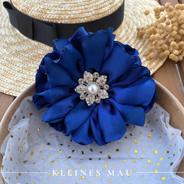 Haarclip und Brosche in einem : Blaue Satinblüte  "Royal Blue"