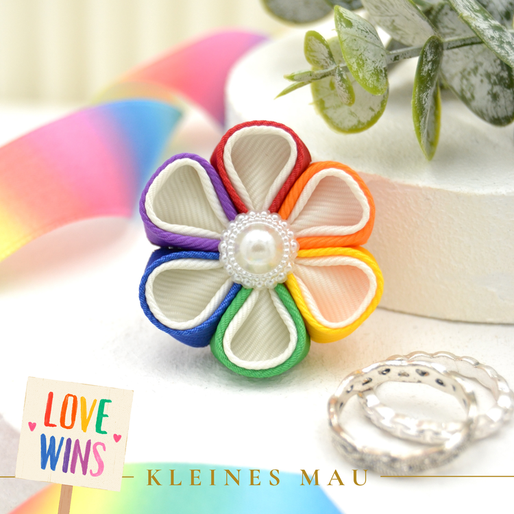 Kanzashi Brosche „Ivory PRIDE“ – handgefertigte Regenbogenbrosche
