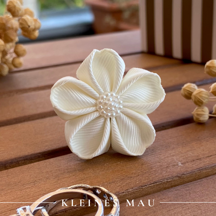 Blumenbrosche "Soft Ivory" mit Ansteckpin