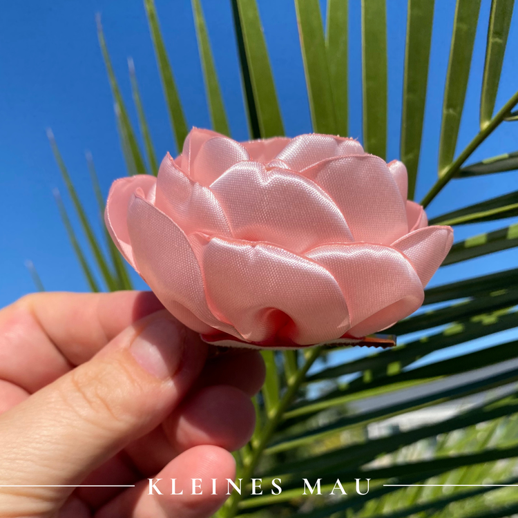 Handgefertigter Satin-Blütenhaarclip „Pink Whisper“