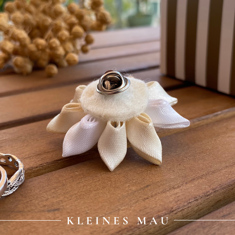 Blumenbrosche "Ivory Petals" mit Ansteckpin