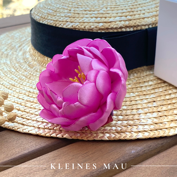 Handgefertigter Satin-Blütenhaarclip “Sunkissed Fuchsia” in sonnigem Pink