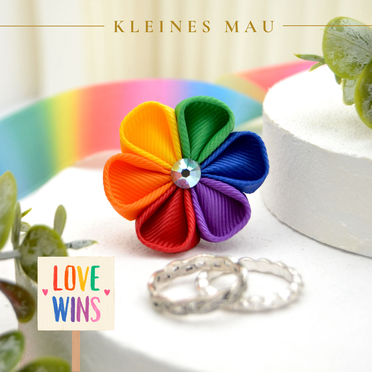 Regenbogen Blütenbrosche „Classic Pride“ – handgefertigter Kanzashi Schmuck