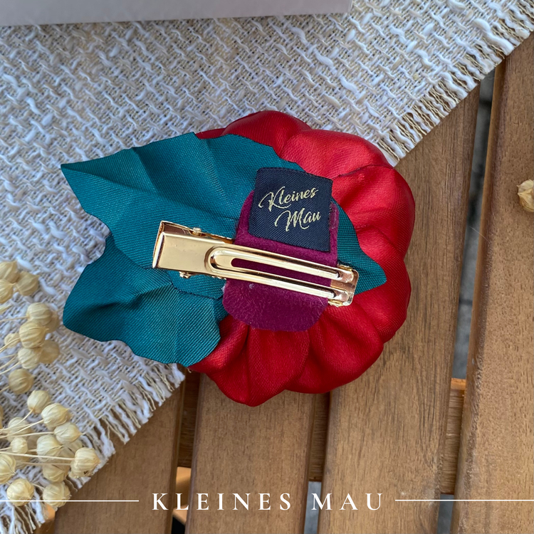 Handgefertigter Blütenhaarclip „Milonga“ mit tiefroter Rose aus Satin