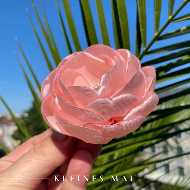 Handgefertigter Satin-Blütenhaarclip „Pink Whisper“