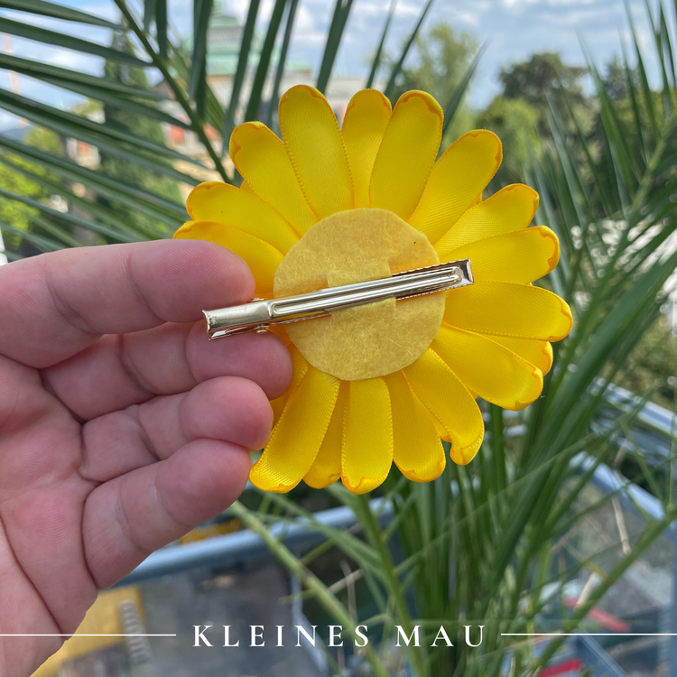 Handgefertigter Satin-Gerbera-Haarclip „Sunny Day“ in sommerlichem Gelb