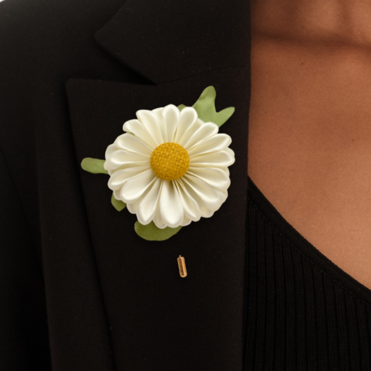 Brosche &  Hutnadel  "Daisy"  - Zarte Blüten Anstecknadel mit Margerite aus Satin Stoff