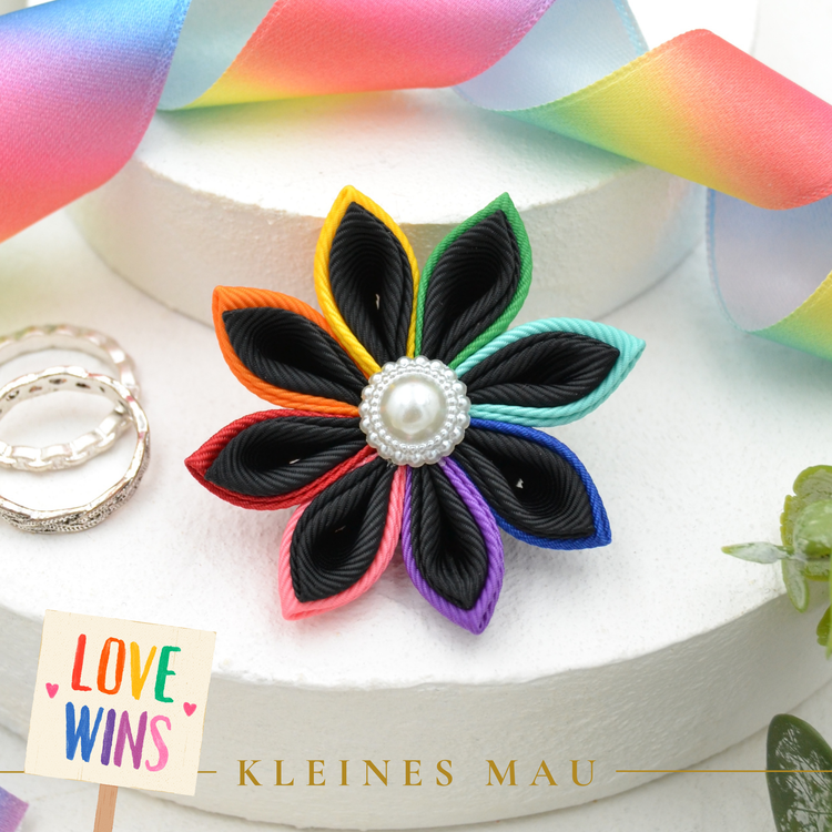 Rainbow Noir – PRIDE Regenbogen Blütenbrosche aus Stoff