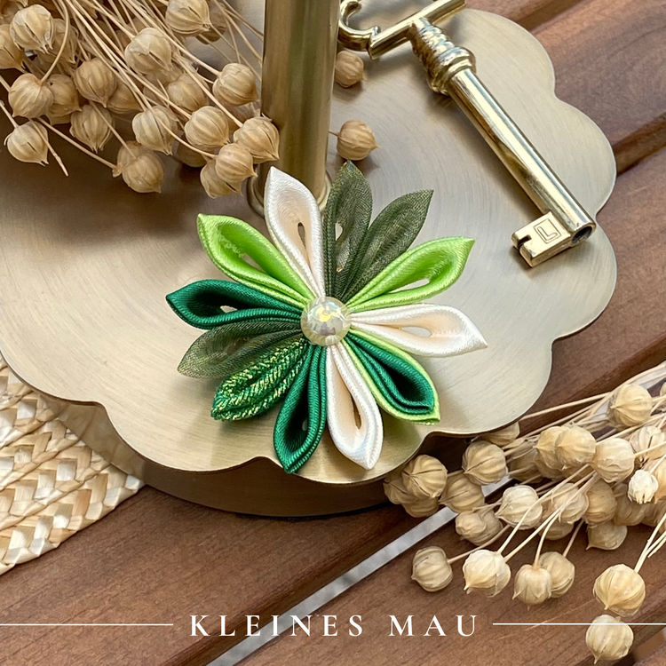 "Emerald Garden" – handgefertigte Kanzashi-Blütenbrosche