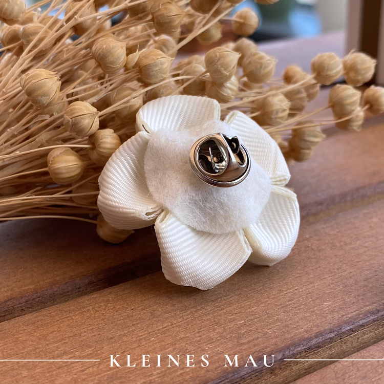 Blumenbrosche "Soft Ivory" mit Ansteckpin