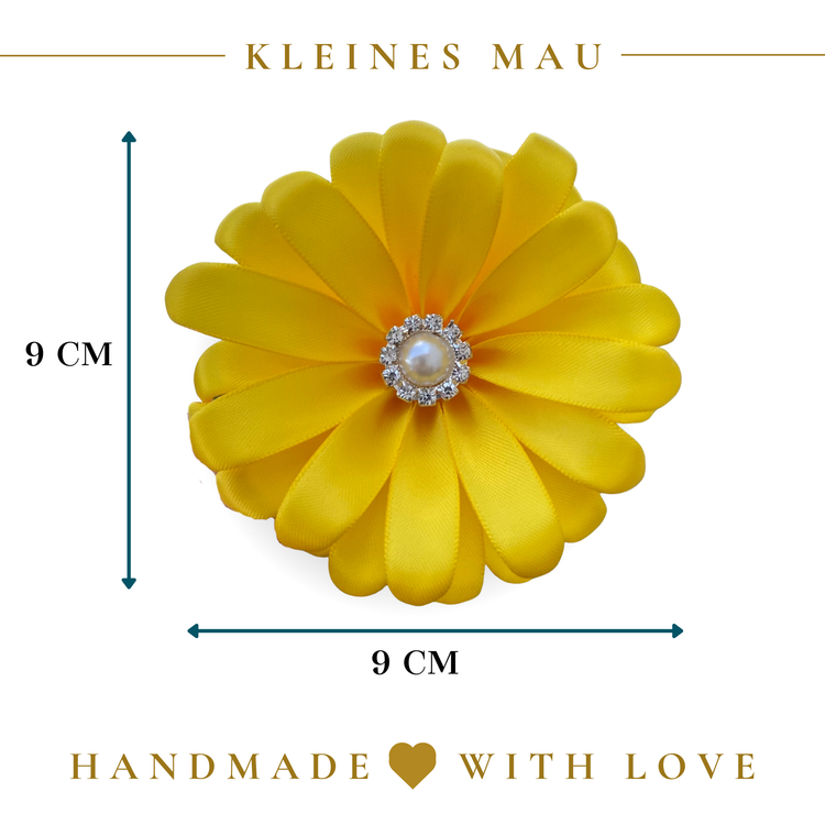 Handgefertigter Satin-Gerbera-Haarclip „Sunny Day“ in sommerlichem Gelb
