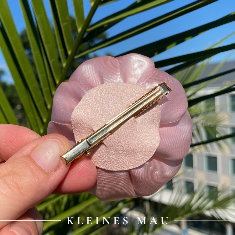 Handgefertigter Satin-Blütenhaarclip „Pink Whisper“
