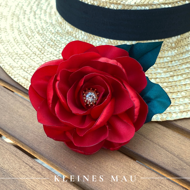Handgefertigter Blütenhaarclip „Milonga“ mit tiefroter Rose aus Satin