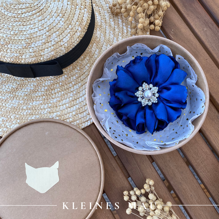 Haarclip und Brosche in einem : Blaue Satinblüte  "Royal Blue"