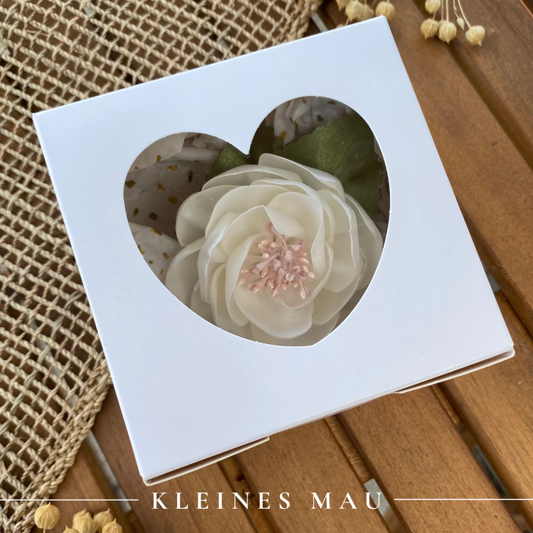 Handgefertigter Satin-Blütenhaarclip „Blush Pearl“