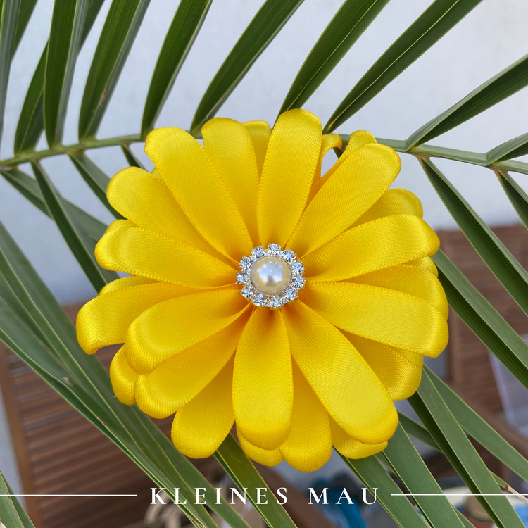 Handgefertigter Satin-Gerbera-Haarclip „Sunny Day“ in sommerlichem Gelb