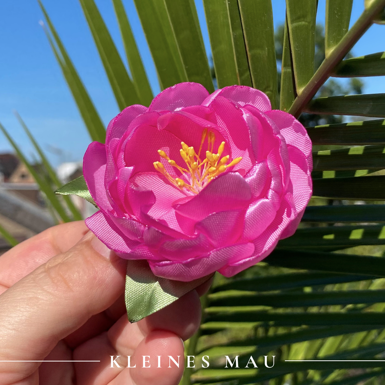 Handgefertigter Satin-Blütenhaarclip “Sunkissed Fuchsia” in sonnigem Pink