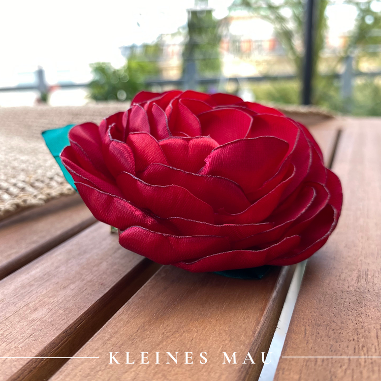 Handgefertigter Blütenhaarclip „Splendid Red"