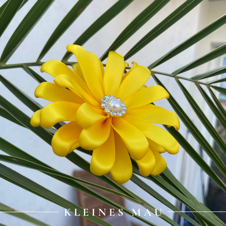 Handgefertigter Satin-Gerbera-Haarclip „Sunny Day“ in sommerlichem Gelb