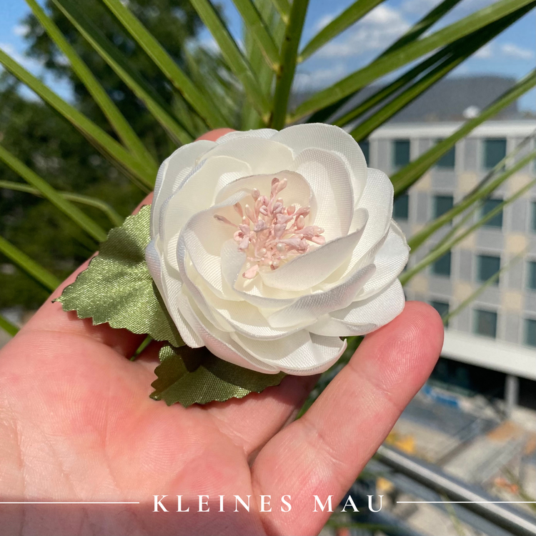 Handgefertigter Satin-Blütenhaarclip „Blush Pearl“