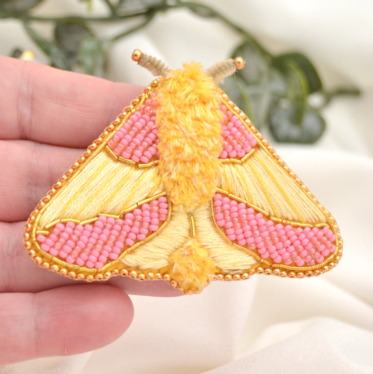 Handgestickte Rosy Maple Moth Brosche in Gelb und Rosa mit Perlen