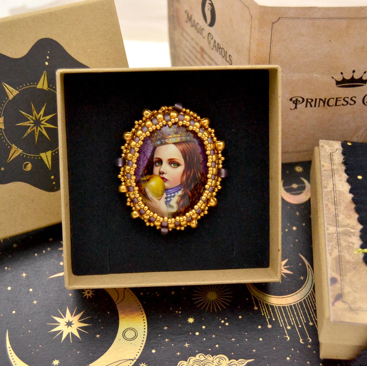 Perlen Brosche "Princess Carol" Perlenbestickte Brosche mit Mädchen - Magic Carols Collection