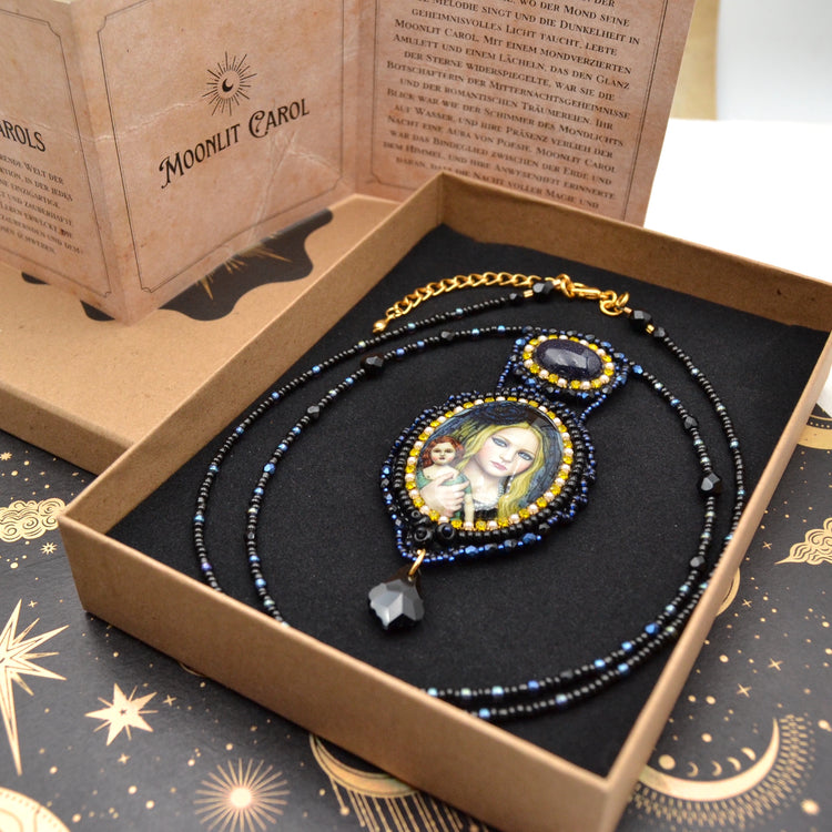 Langes Perlen-Collier "Moonlit Carol" Lange Kette mit Anhänger - Magical Carols Collection