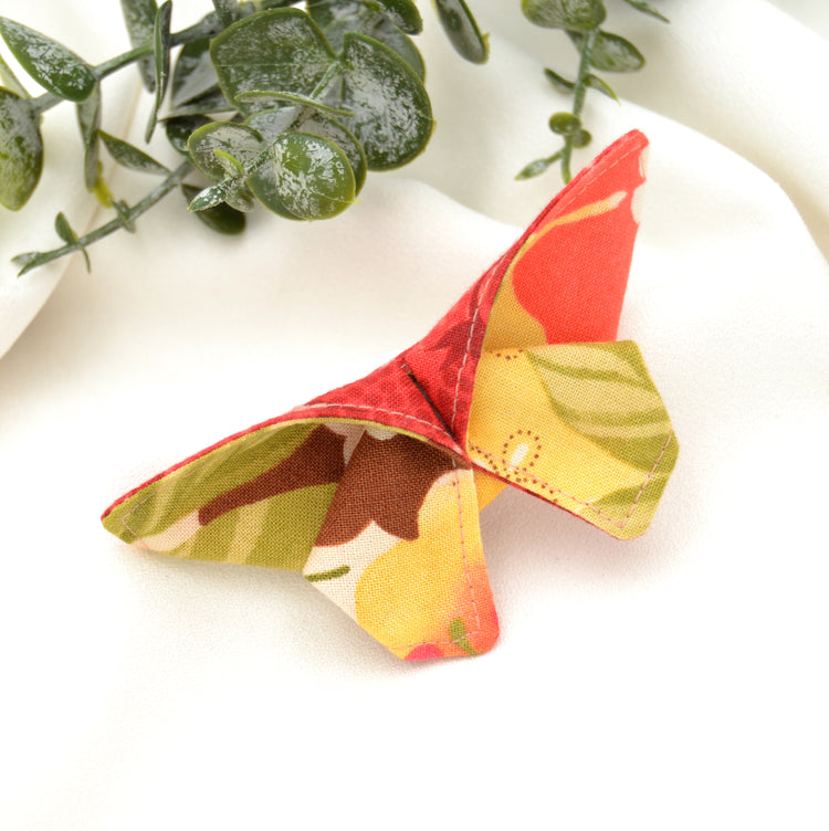Stoff Brosche "Amélie" Schmetterling im Origami Stil Gelb mit Blumen