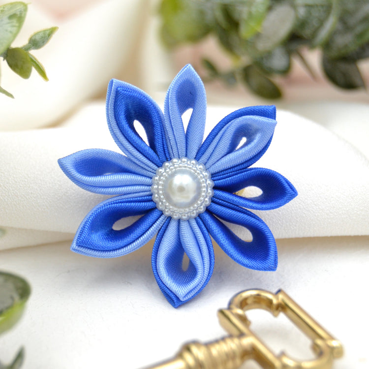 Brosche "Heavenly"  - Blaue Satin Ansteckblüte mit Broschennadel