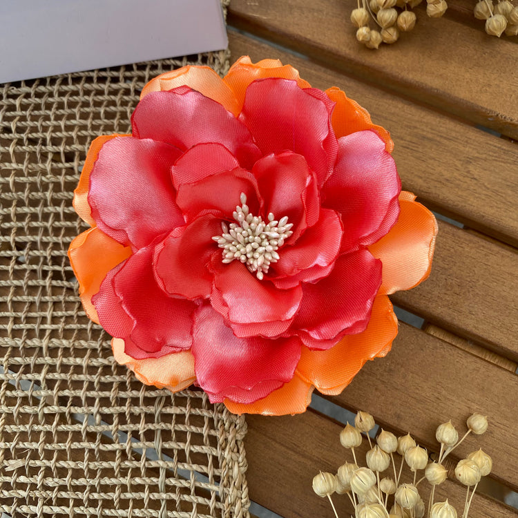 Brosche "Tropical Beauty" mit großer Blume aus Satin in Koralle und Pink
